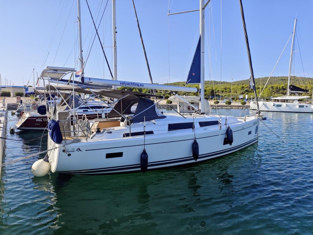 Sailing yacht 