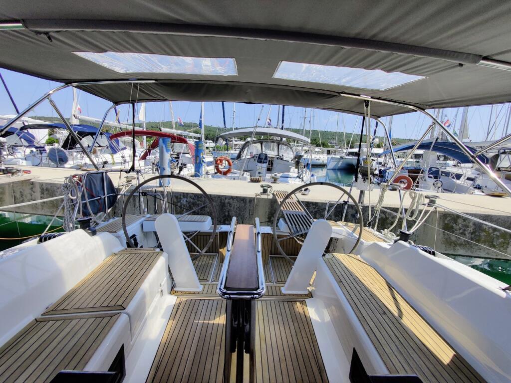 Sailing yacht 