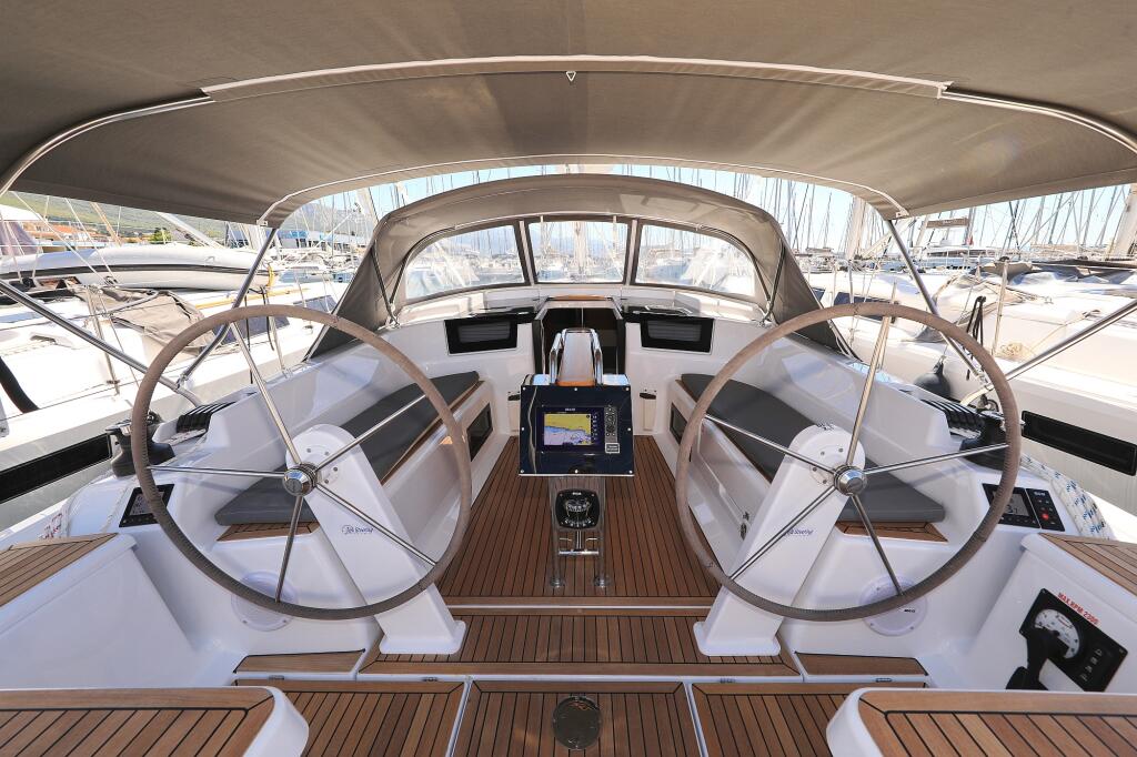 Sailing yacht 
