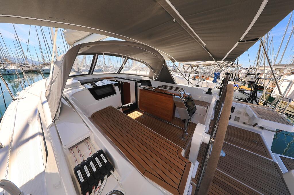 Sailing yacht 