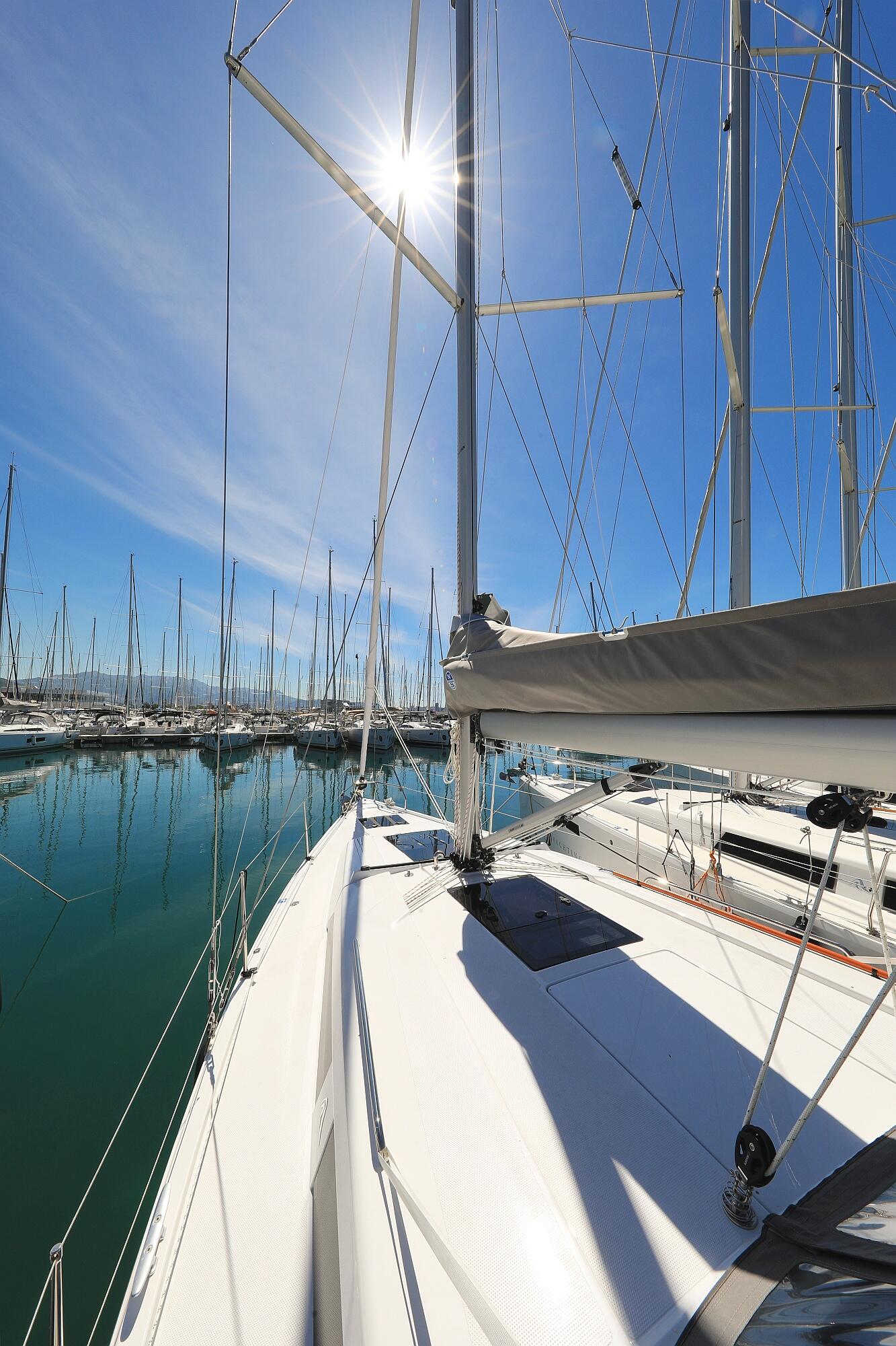 Sailing yacht 