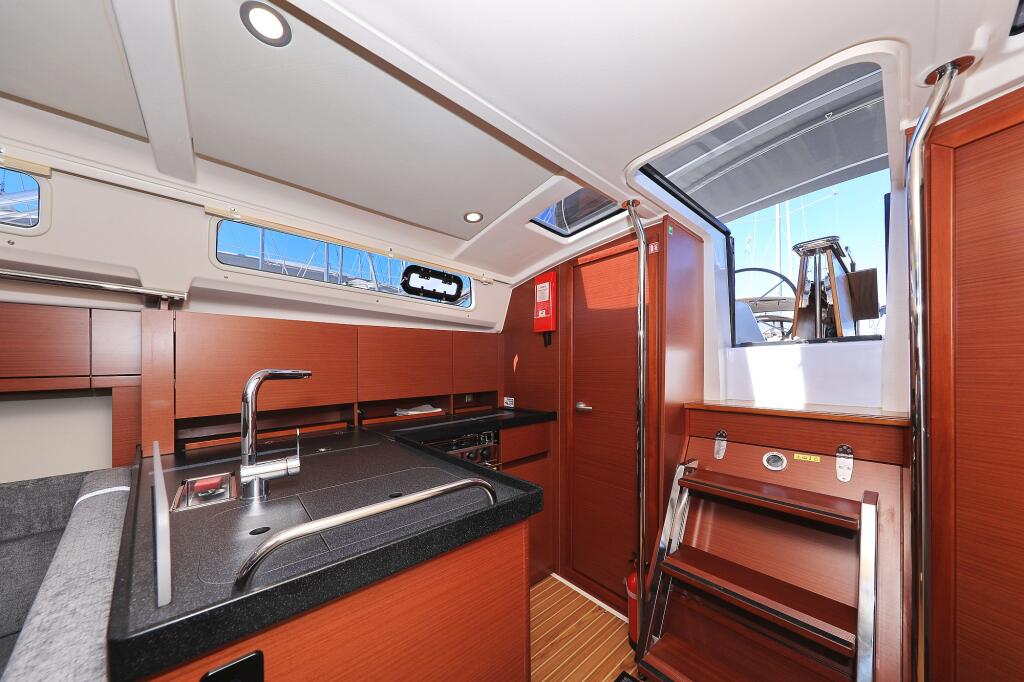 Sailing yacht 
