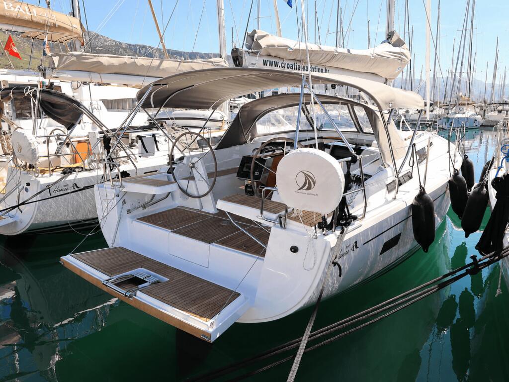 Sailing yacht 
