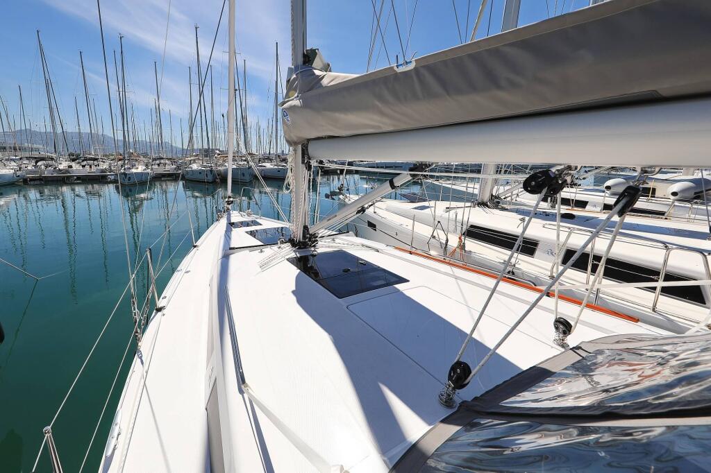 Sailing yacht 
