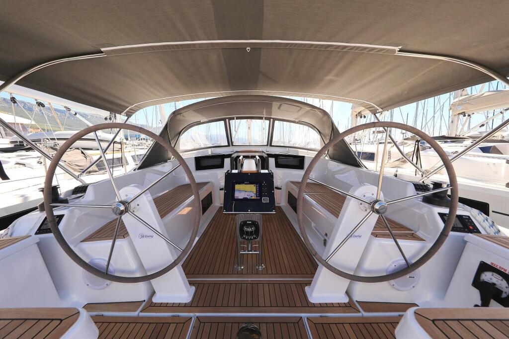 Sailing yacht 