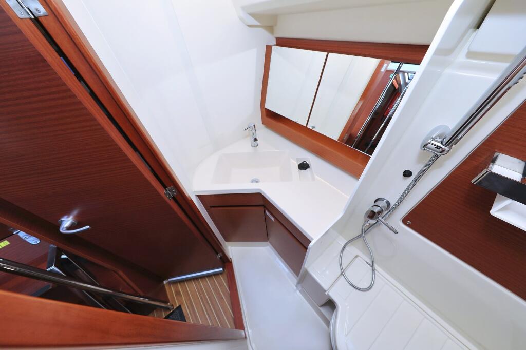 Sailing yacht 