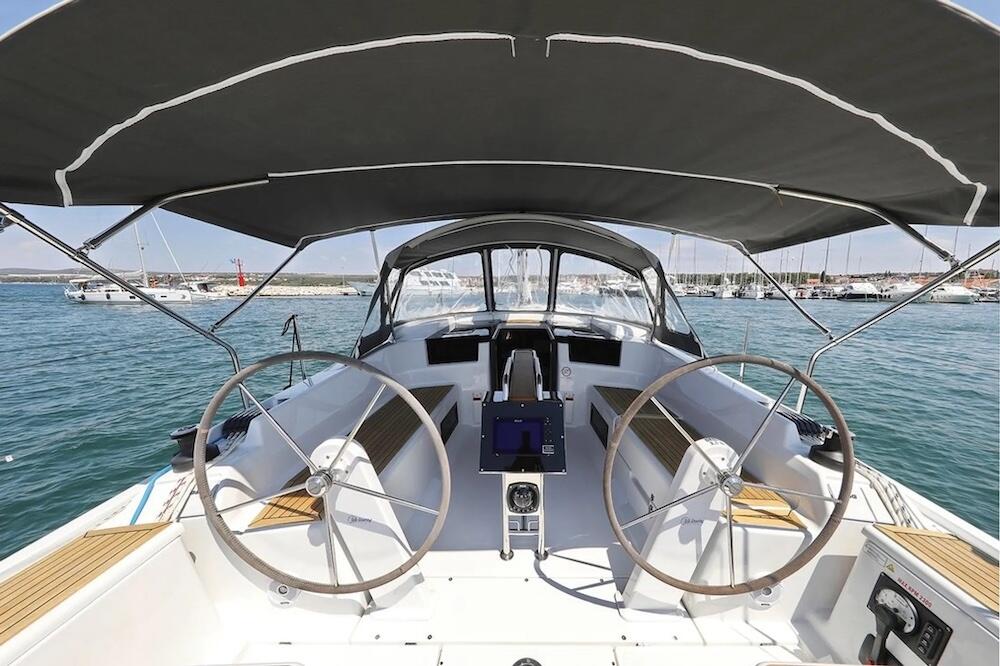Sailing yacht 
