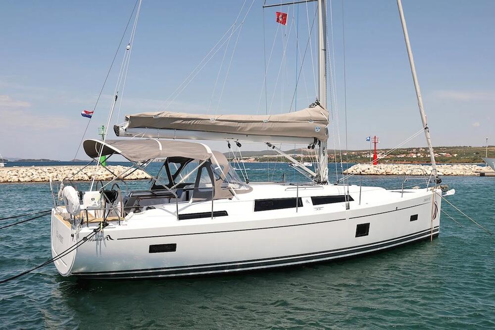 Sailing yacht 