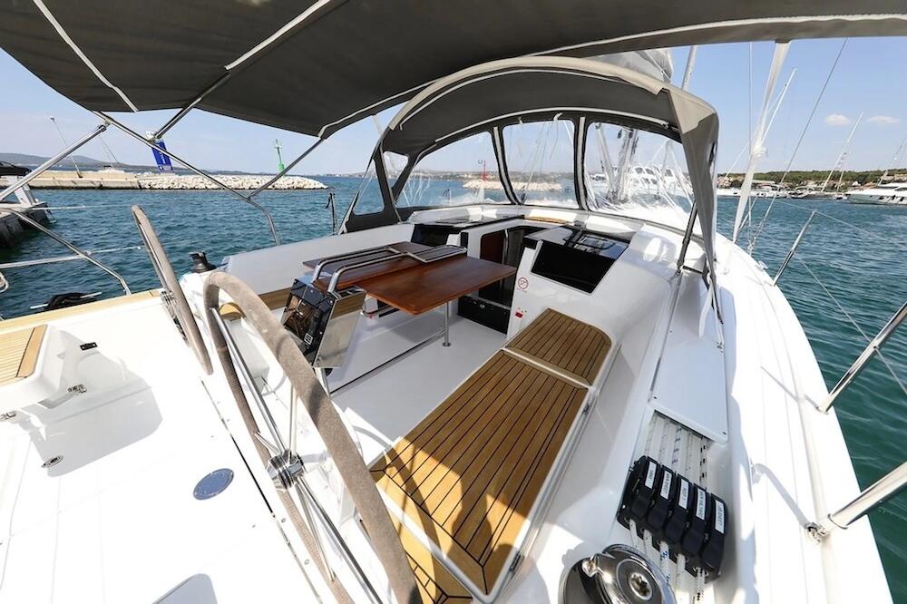 Sailing yacht 