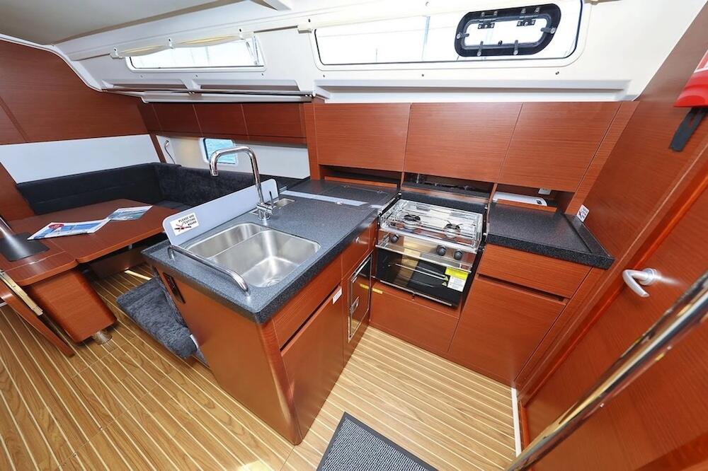Sailing yacht 