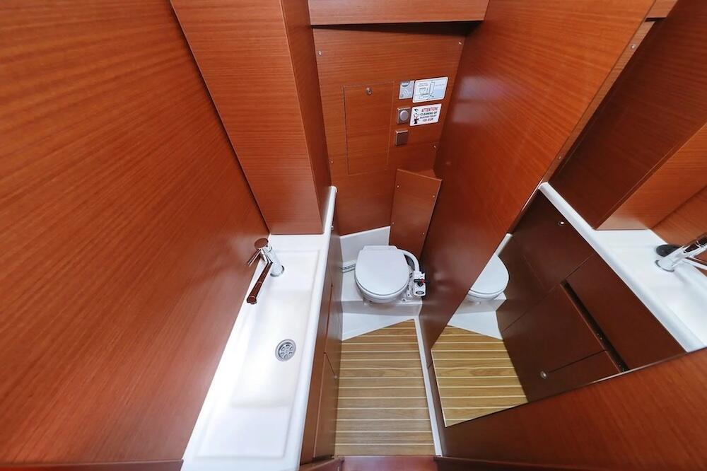 Sailing yacht 