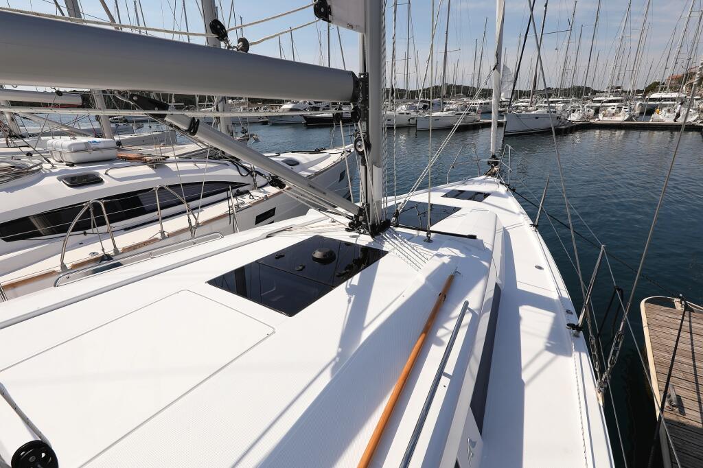 Sailing yacht 