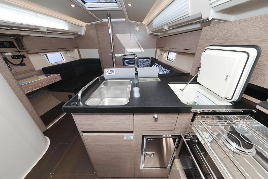 Sailing yacht 