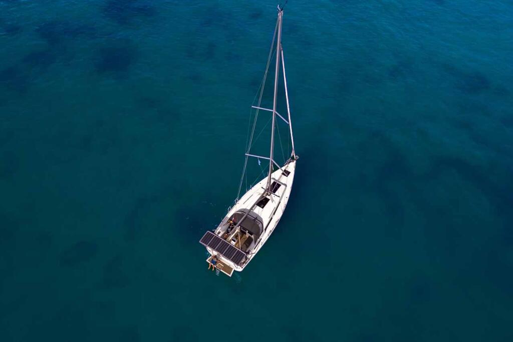 Sailing yacht 