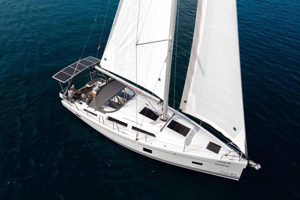 Sailing yacht 