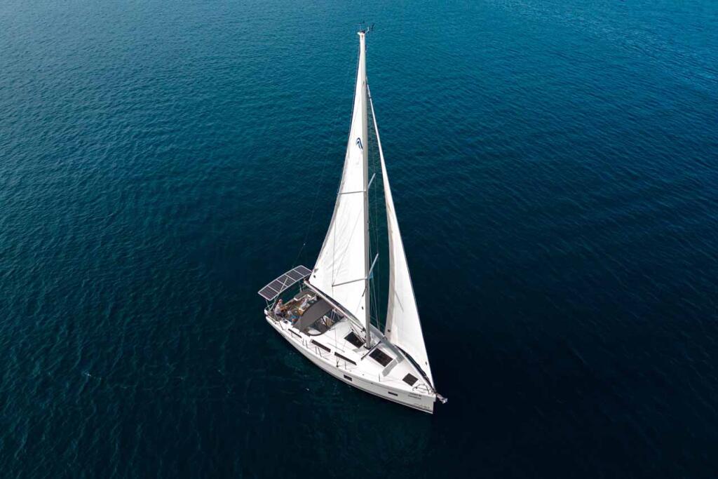 Sailing yacht 