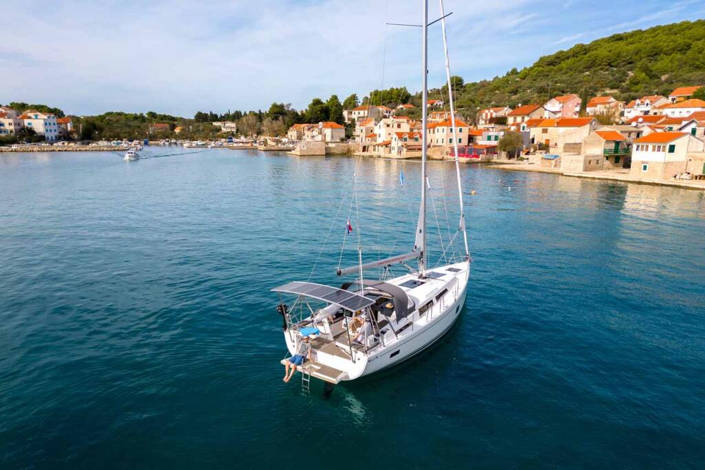 Sailing yacht 