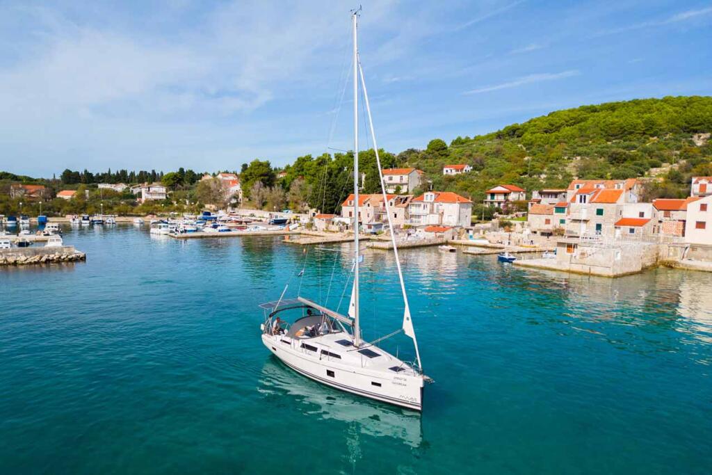 Sailing yacht 