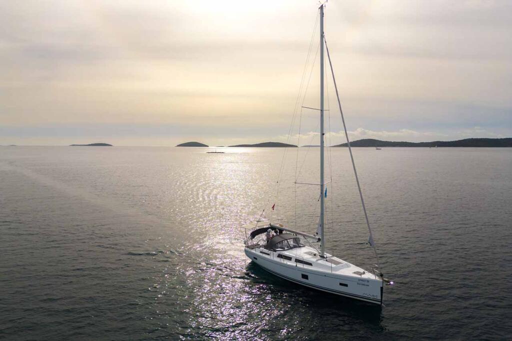 Sailing yacht 