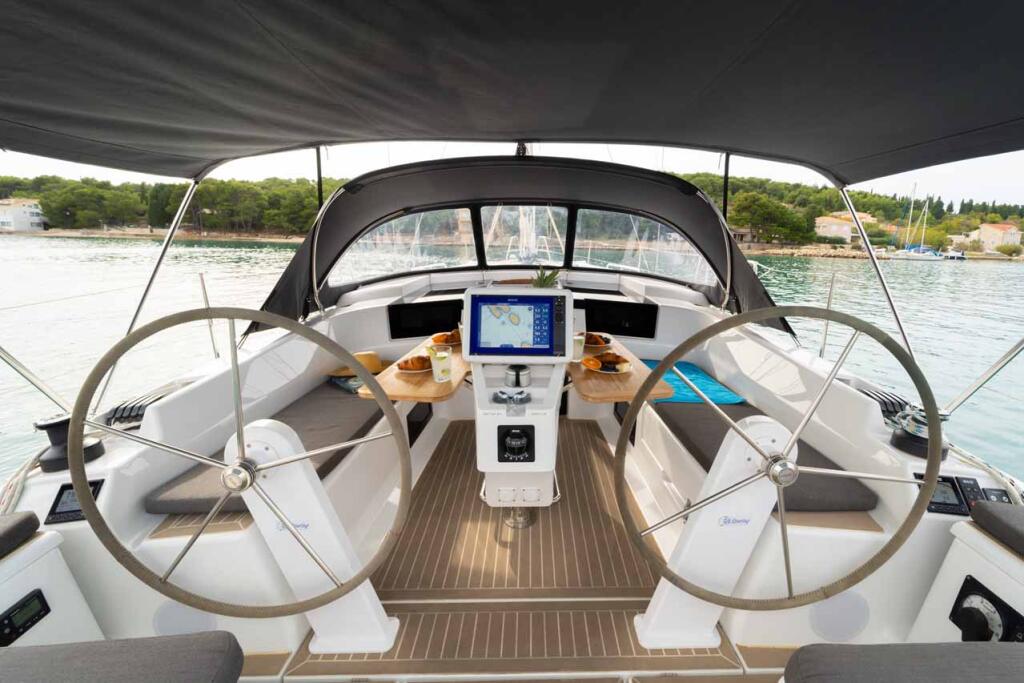 Sailing yacht 
