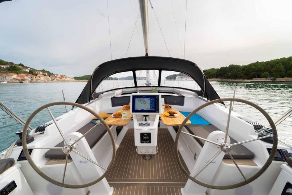 Sailing yacht 