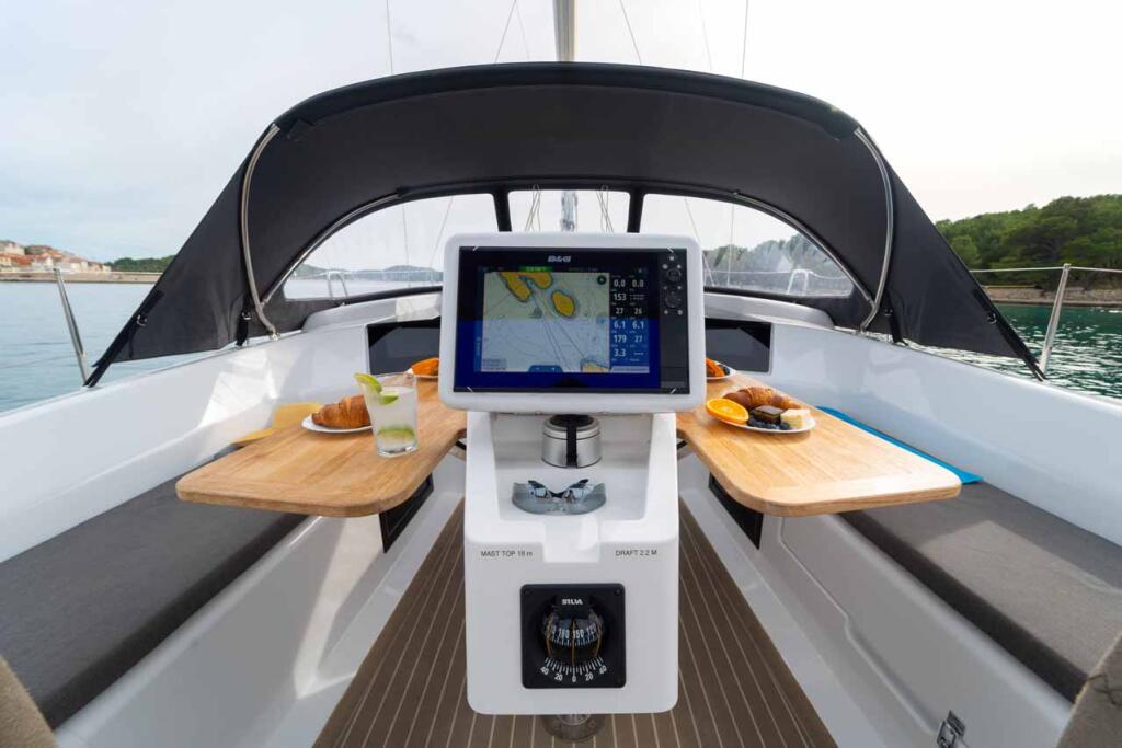 Sailing yacht 