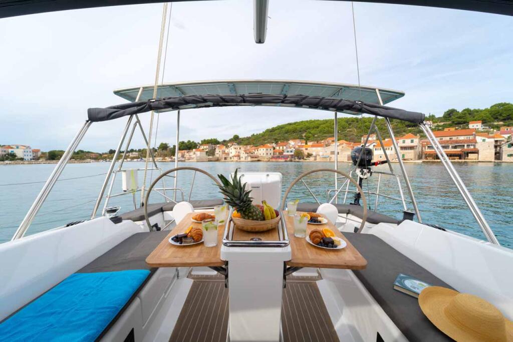 Sailing yacht 
