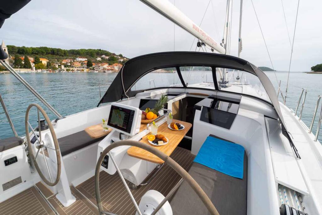 Sailing yacht 