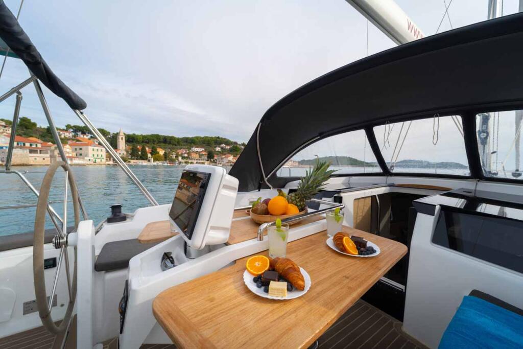 Sailing yacht 