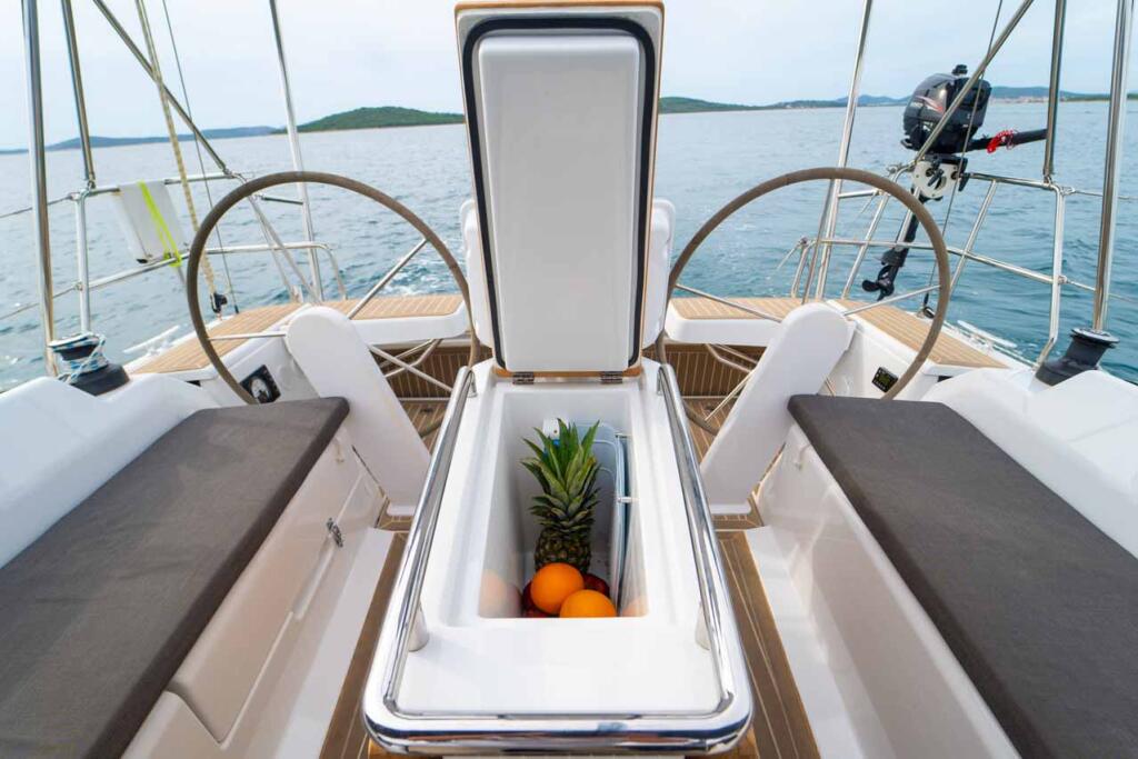 Sailing yacht 