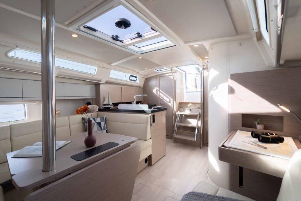 Sailing yacht 