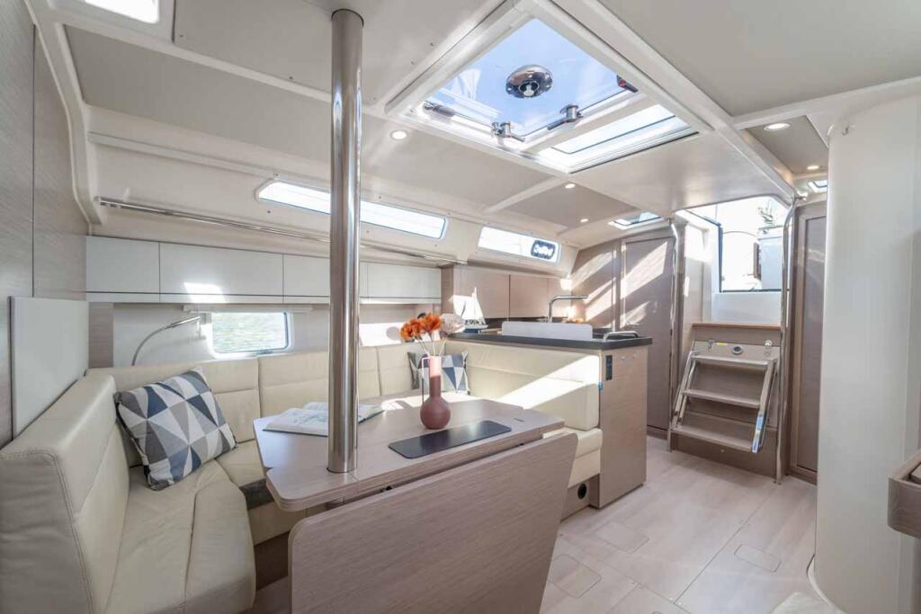 Sailing yacht 