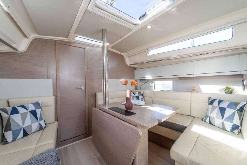 Sailing yacht 