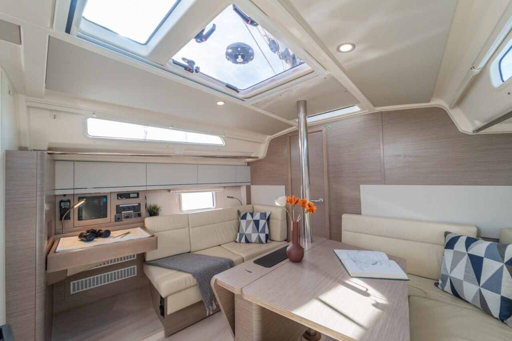 Sailing yacht 