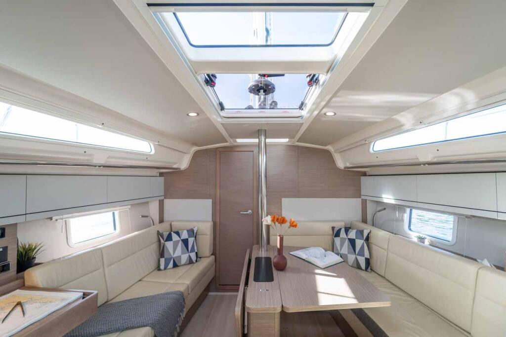 Sailing yacht 