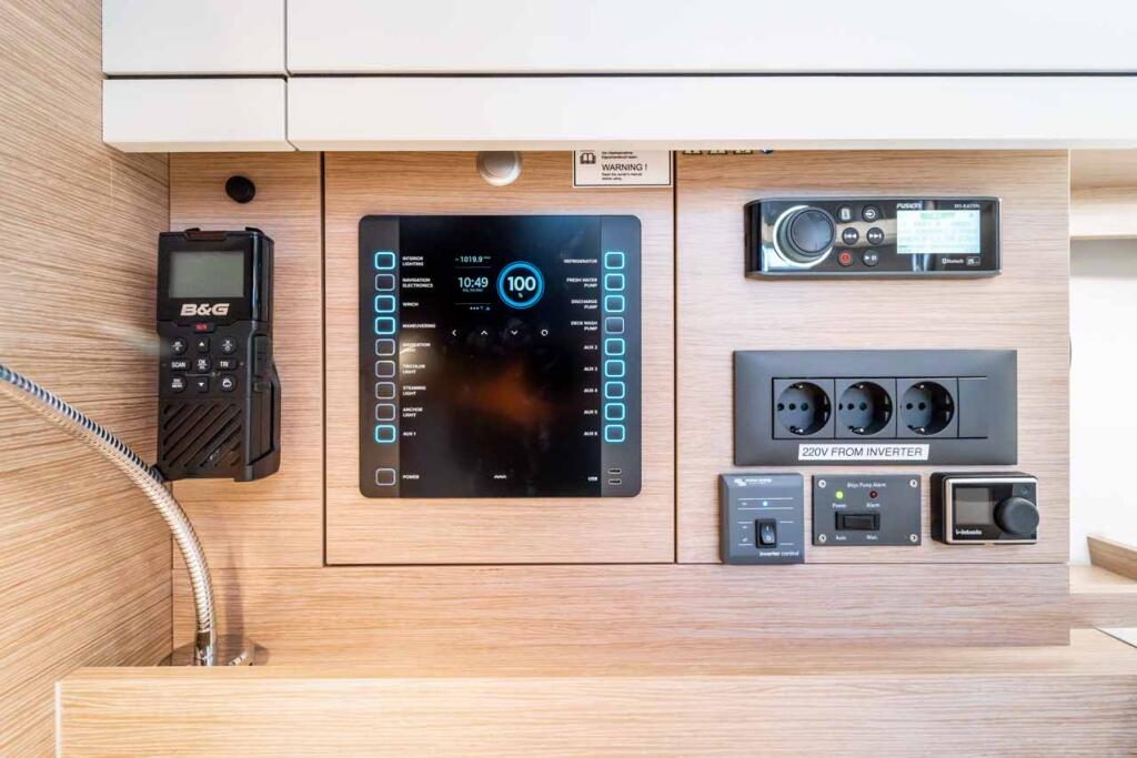 Sailing yacht 