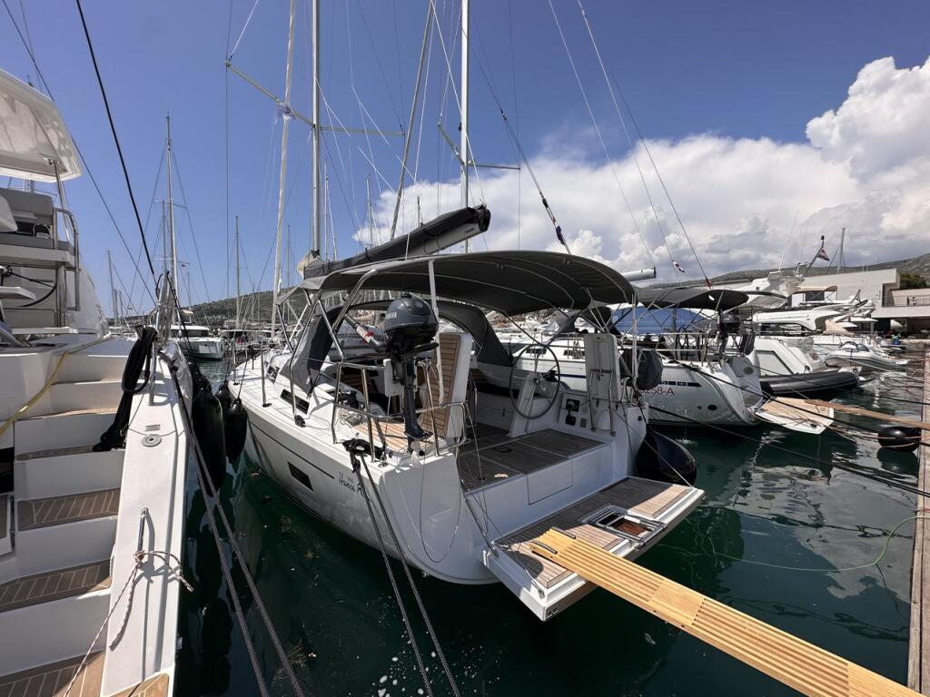 Sailing yacht 