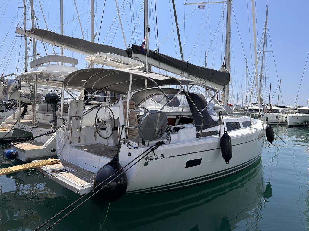 Sailing yacht 