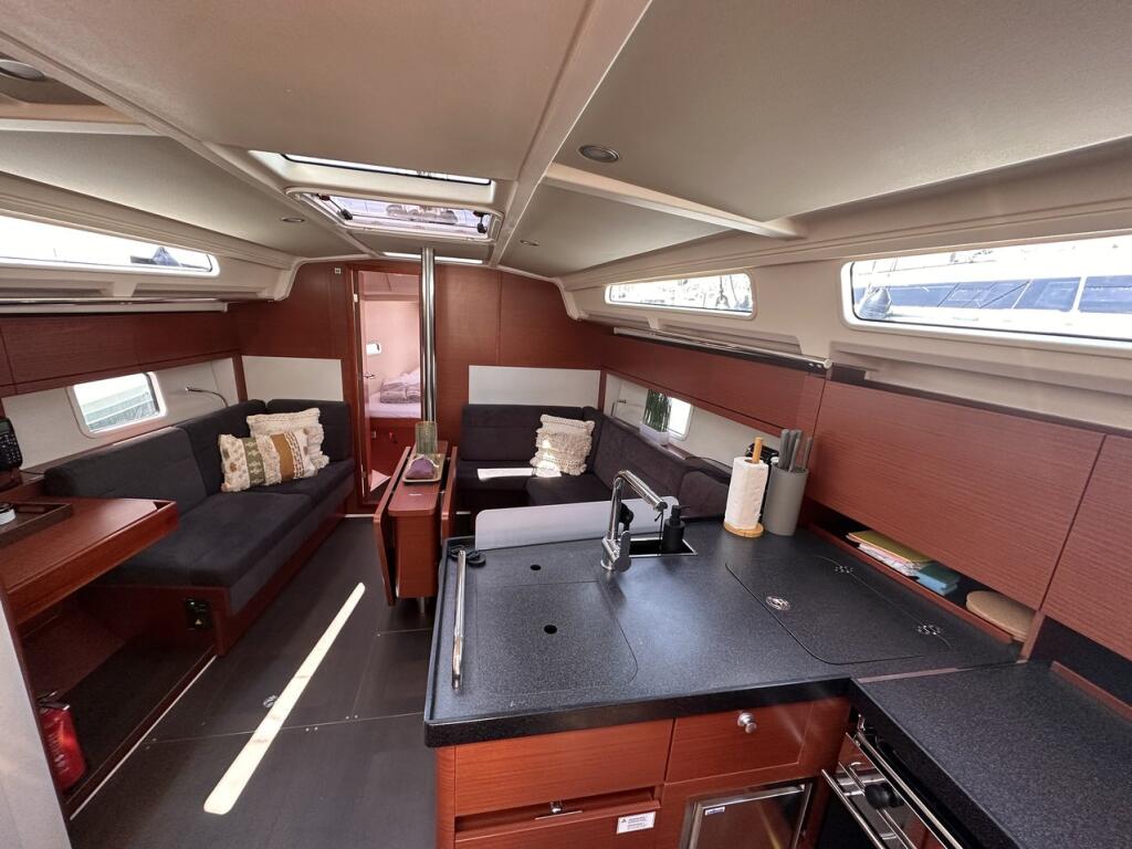 Sailing yacht 