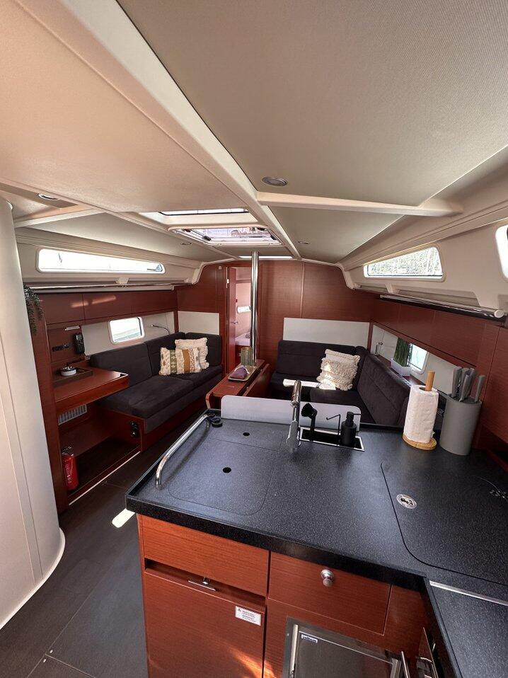 Sailing yacht 