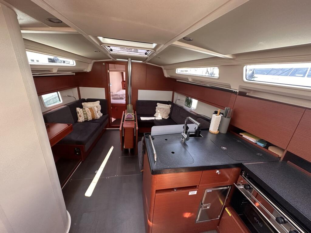 Sailing yacht 
