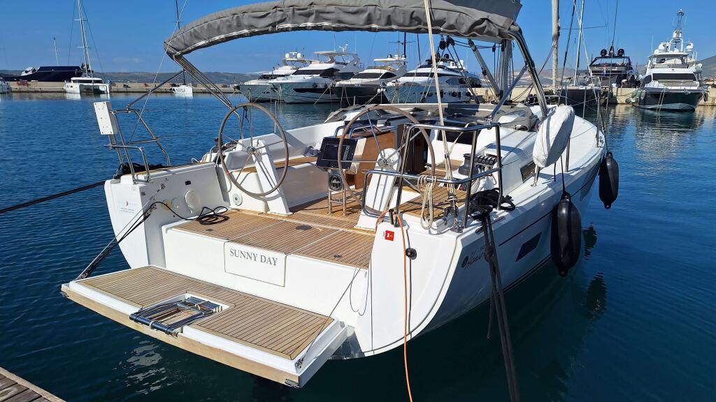 Sailing yacht 