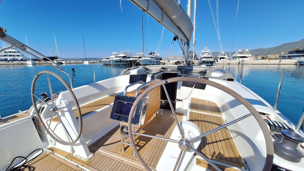 Sailing yacht 