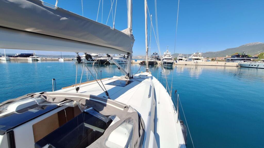 Sailing yacht 