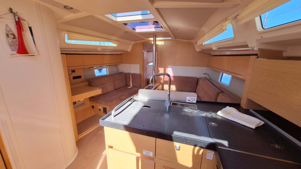 Sailing yacht 