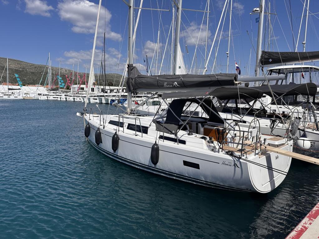 Sailing yacht 