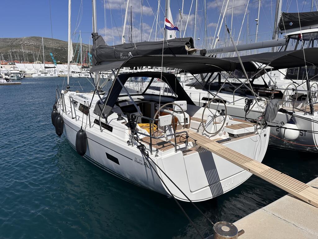 Sailing yacht 