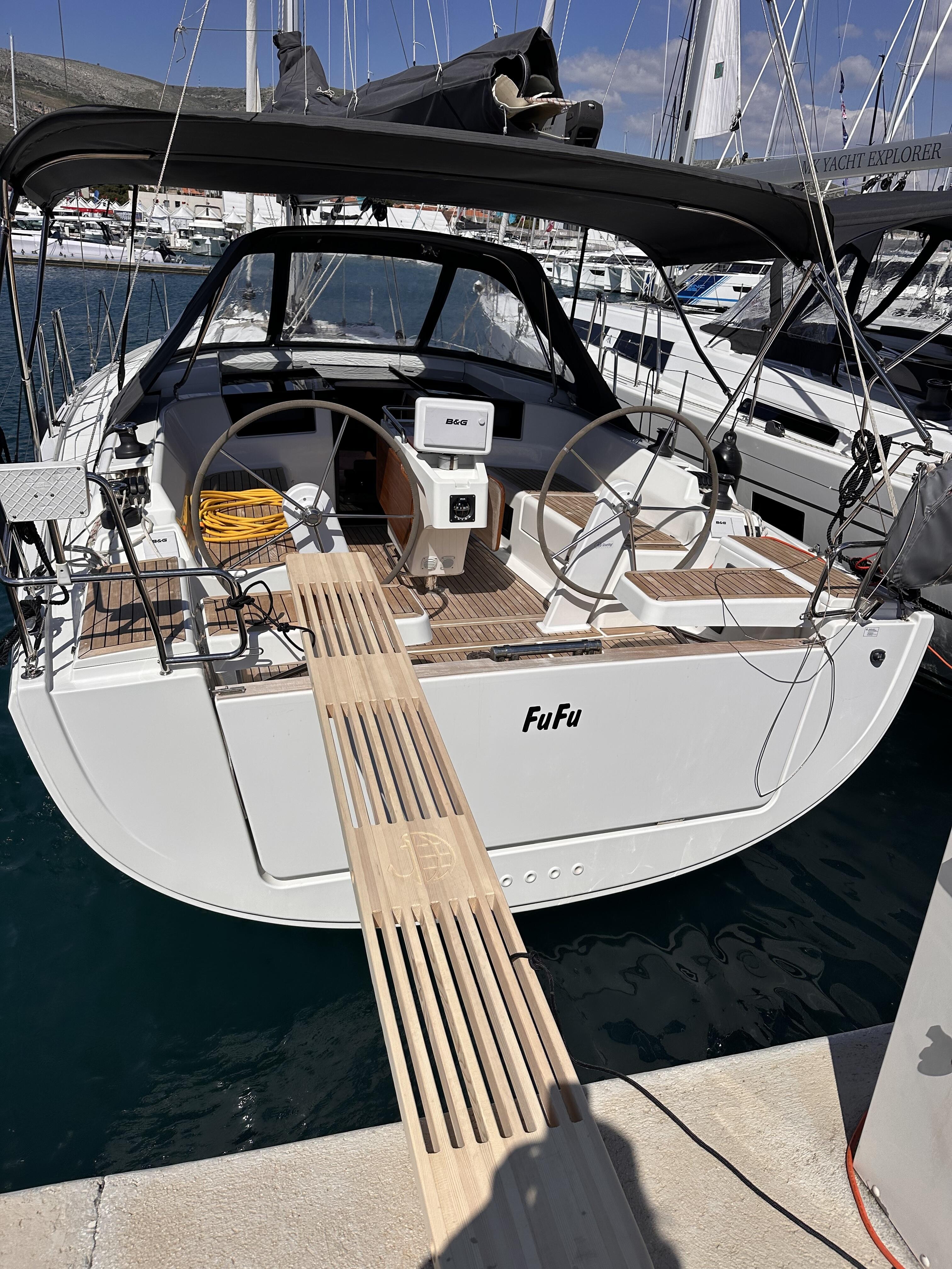 Sailing yacht 