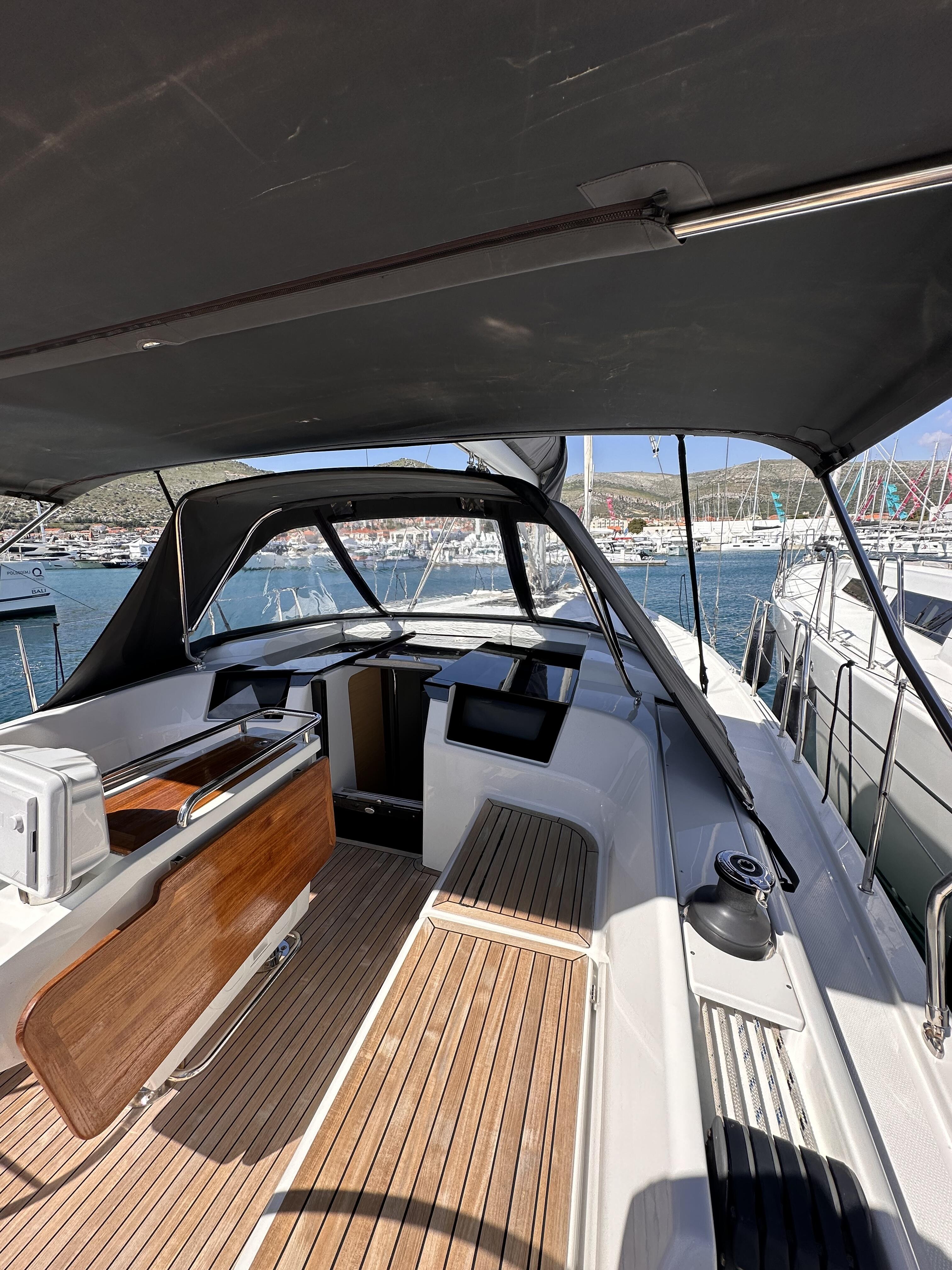 Sailing yacht 