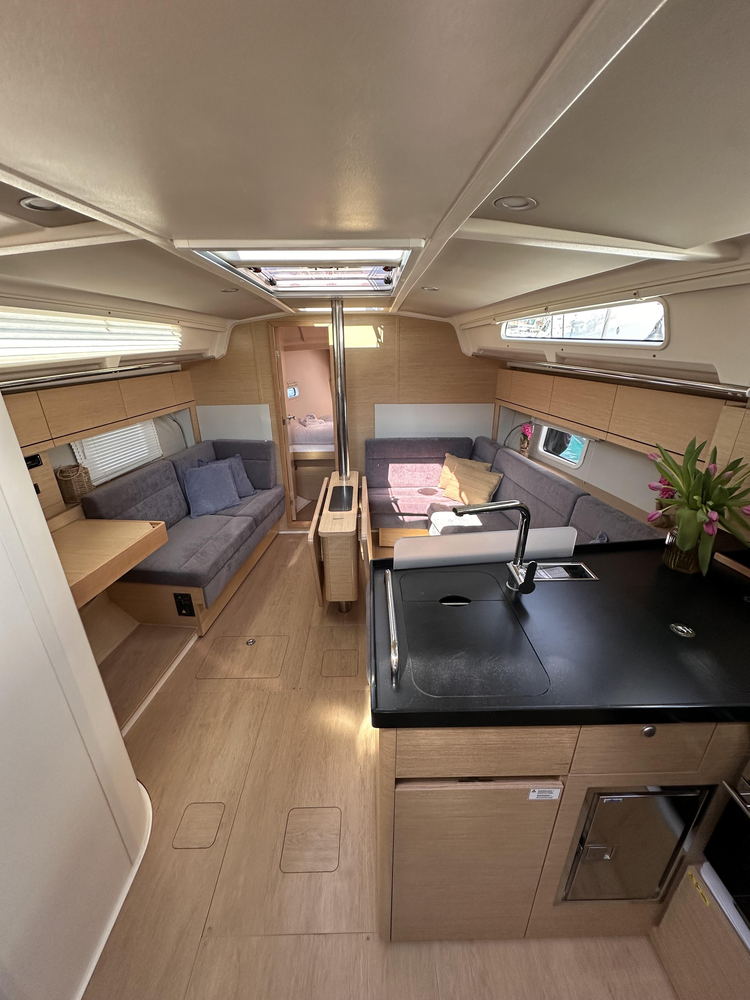 Sailing yacht 